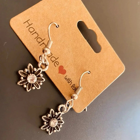 Vintage Floral Charmed Silverplated Women's Fashion Earrings set - Picture 1 of 3